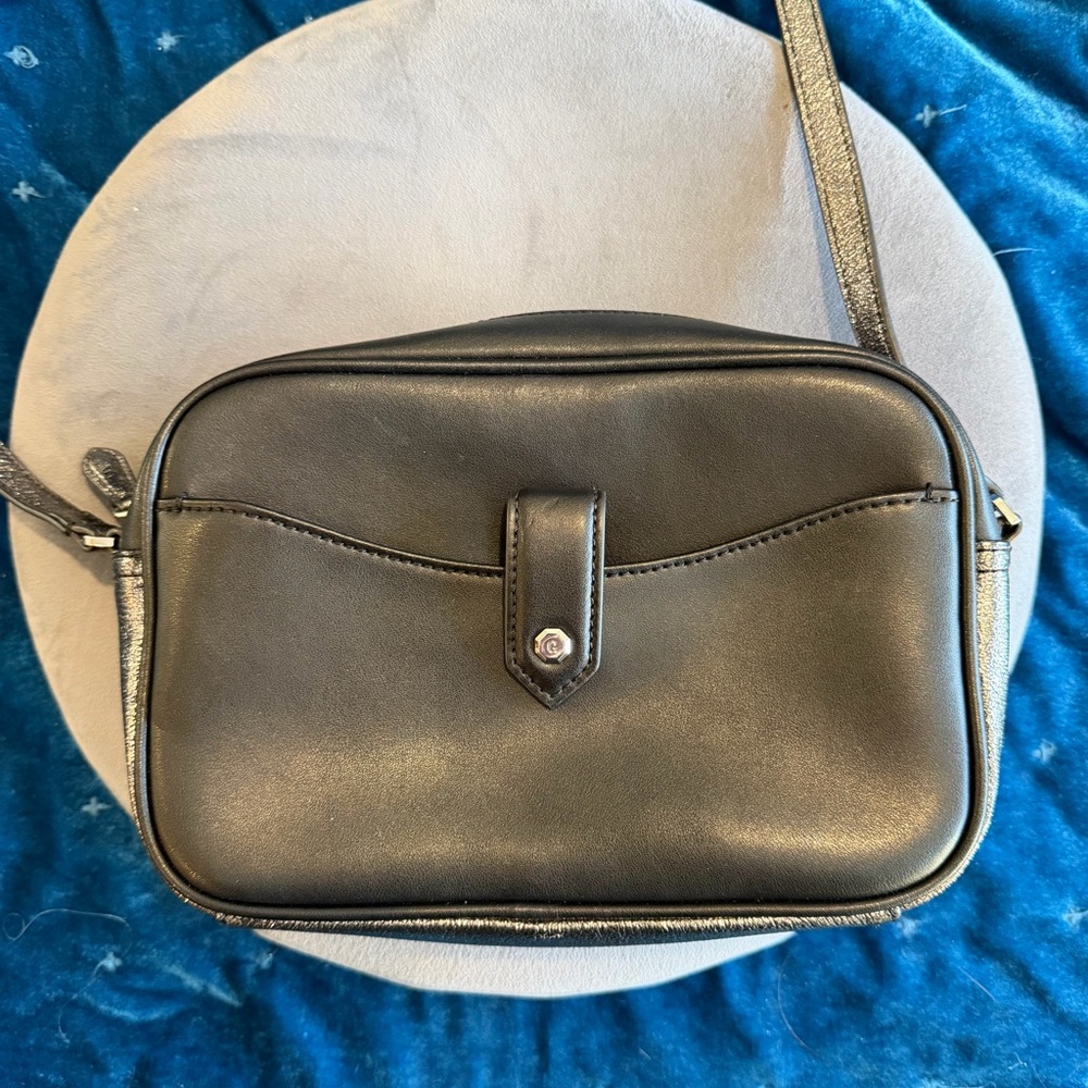 G.I.L.I. Metallic Silver and Black Leather Crossbody Bag